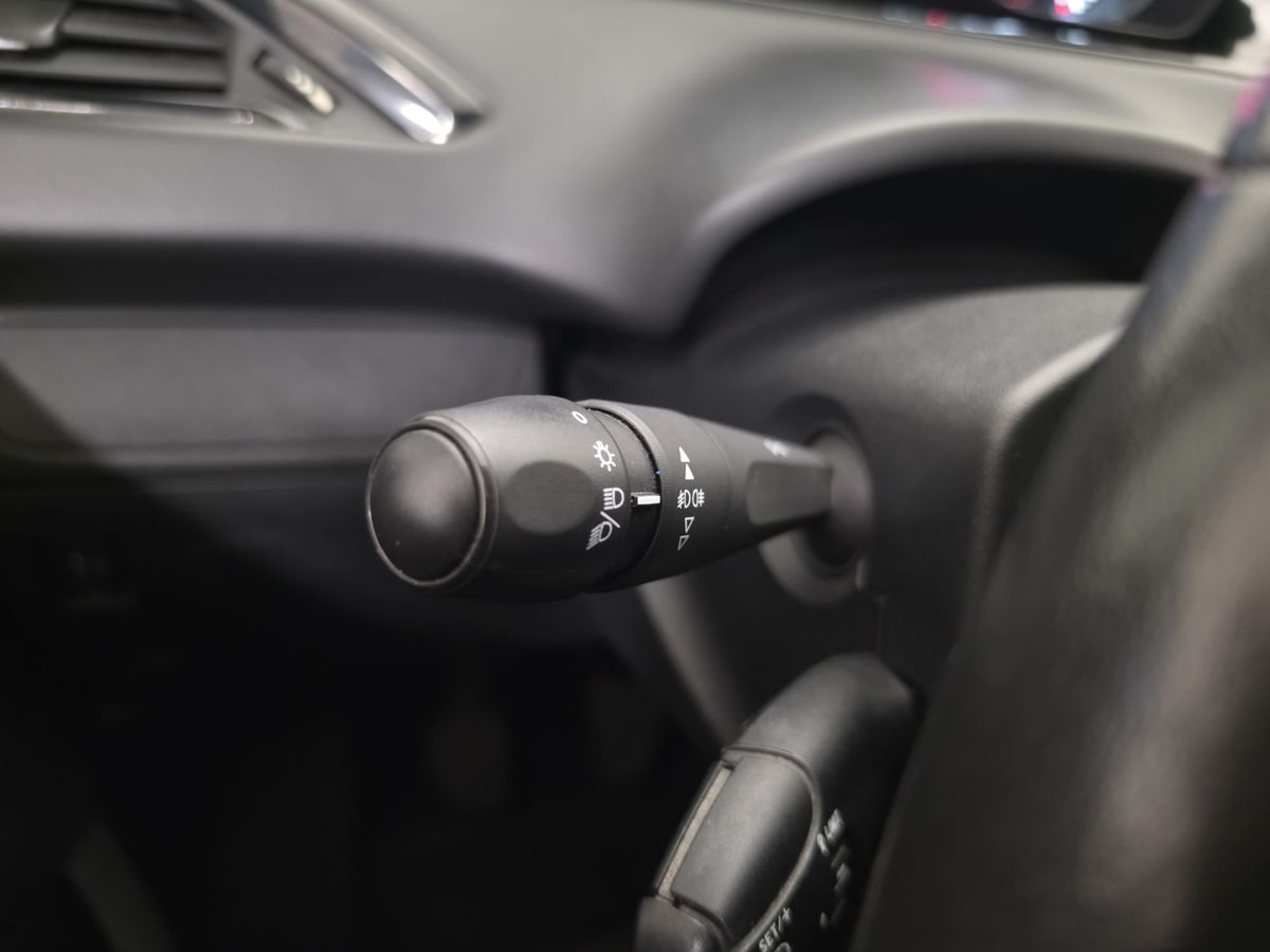 PEUGEOT 208 1° serie PureTech 82 5 porte Black Line