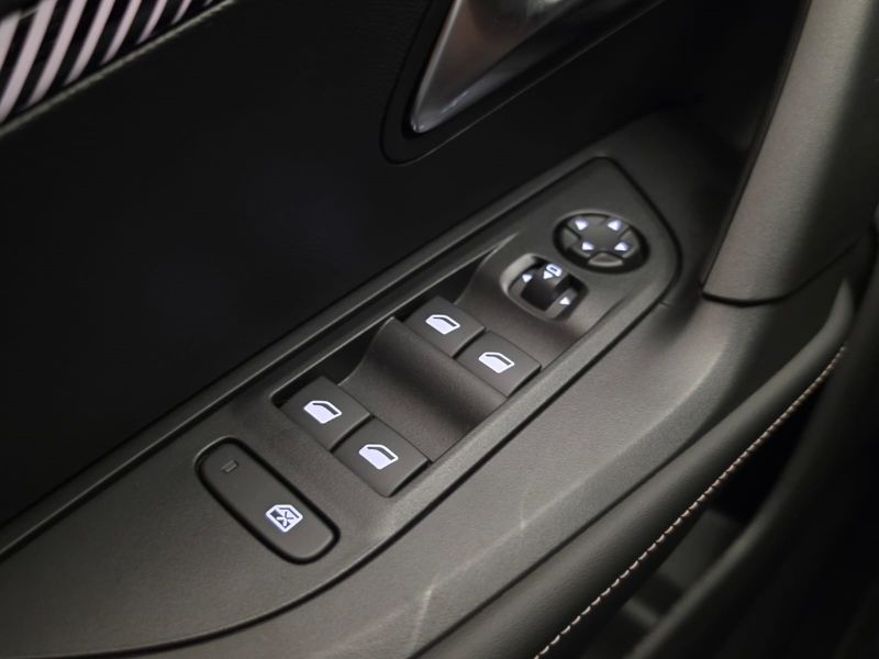 PEUGEOT 2008 PureTech 100 S&S Allure