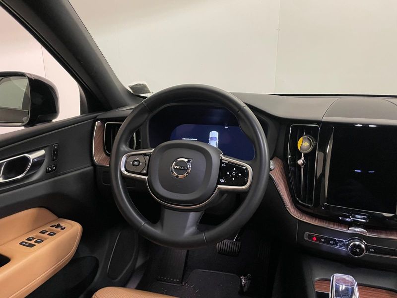 VOLVO XC60 B5 (d) AWD automatico Plus Dark
